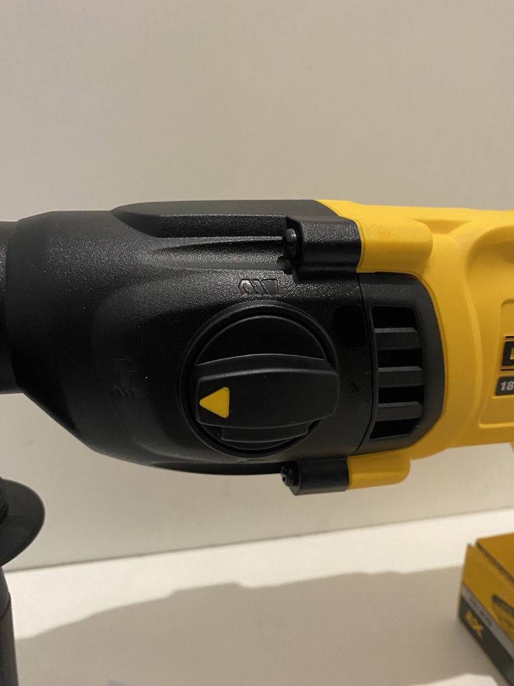 Перфоратор DeWALT DCH133NT 18V XR Brushless / Безчетков 2,6j + Куфар