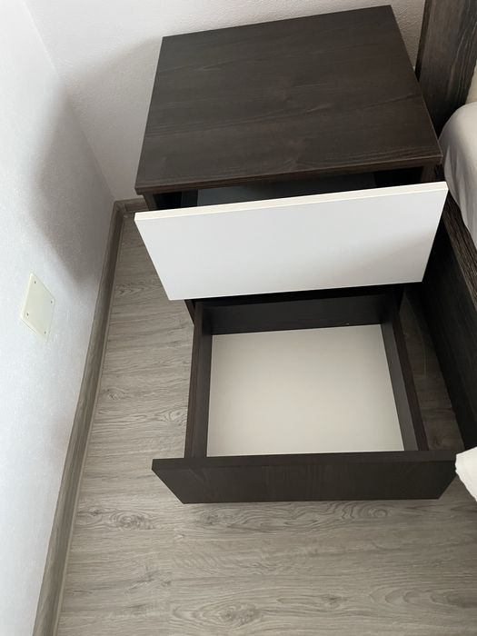 Vand două noptiere si o comoda