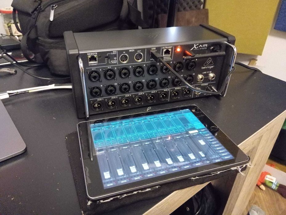 Behringer X Air XR18