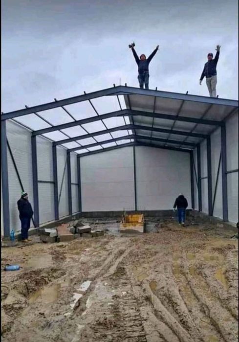 Vând ală metalică de pe stoc 10 m lățime 20 lungime 4 m la strașină cu