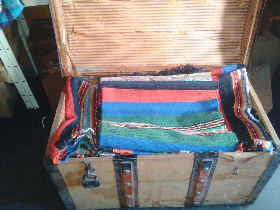 Сандък с пет неупотребявани черги