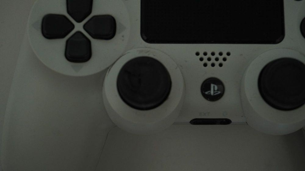 Playstation 4 Pro 1TB God Of War Edition с два джойстика