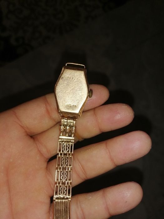 Tilla soat juda nafis ishlangan