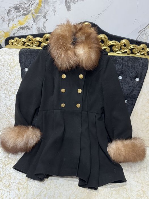 Еелегантно зимно палто с яка от естествен косъм