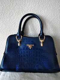 Дамска чанта син лак с къса и дълга дръжка