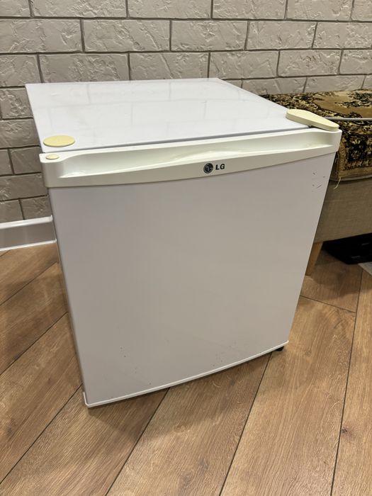 Продам холодильник маленький