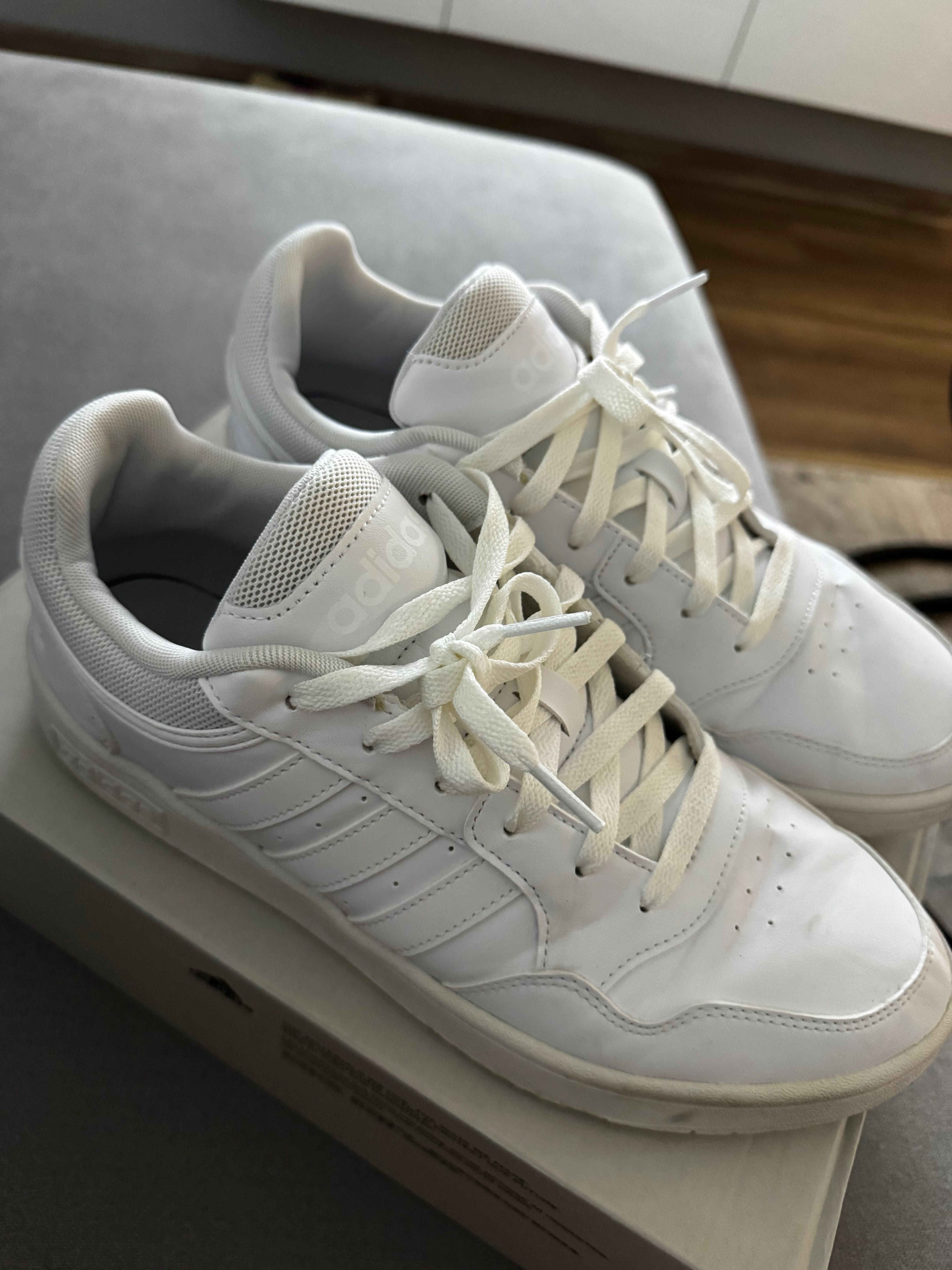 Спортни обувки Adidas Hoops 3.0
