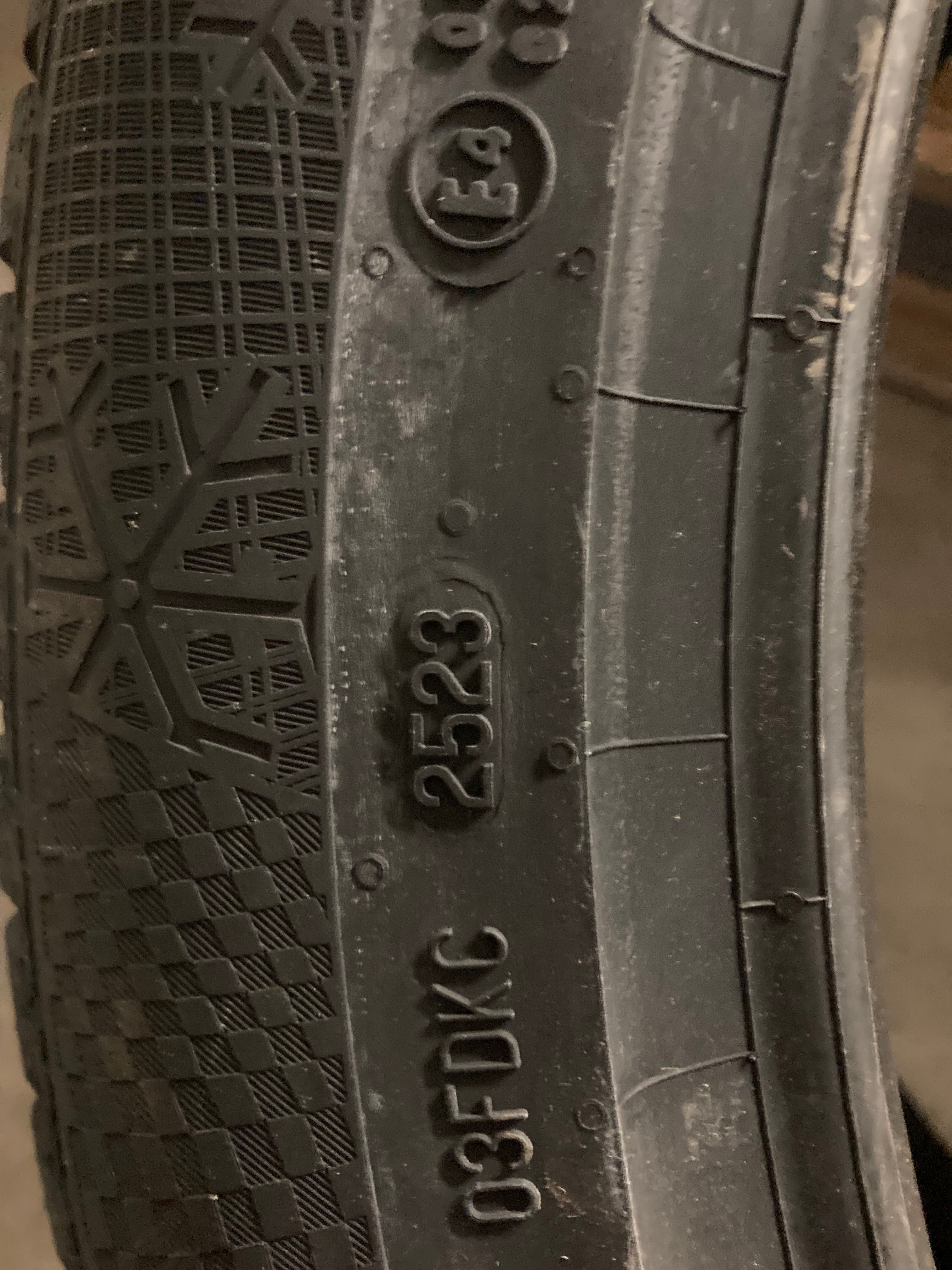 Continental WinterContact 295/40 R22