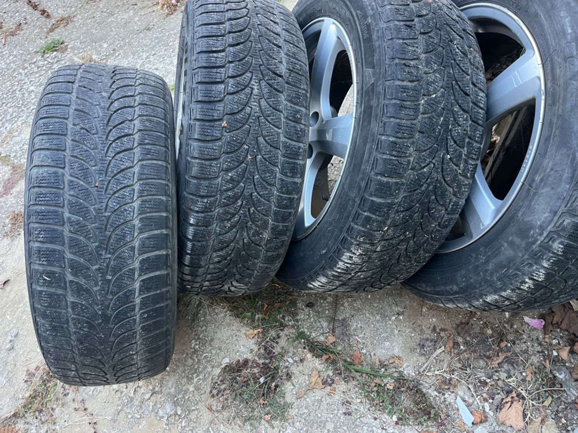 Зимни гуми 215/60/17 Bridgestone