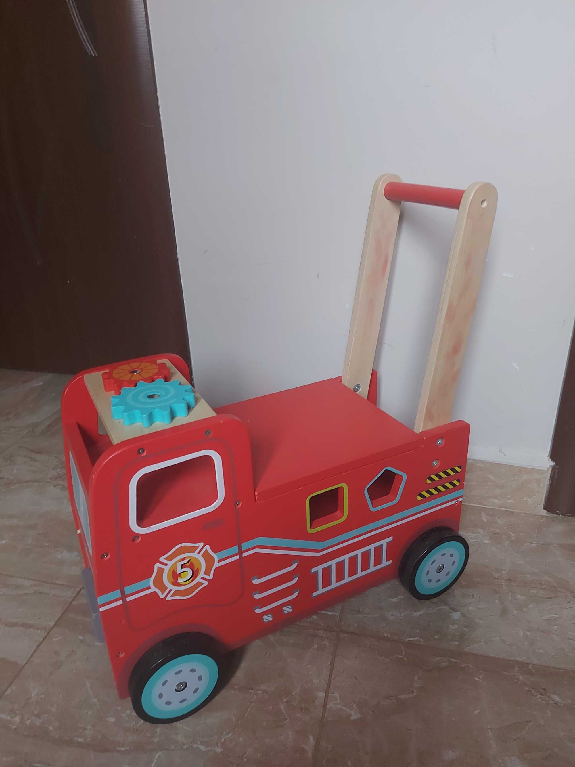 Дървена пожарна кола за бутане