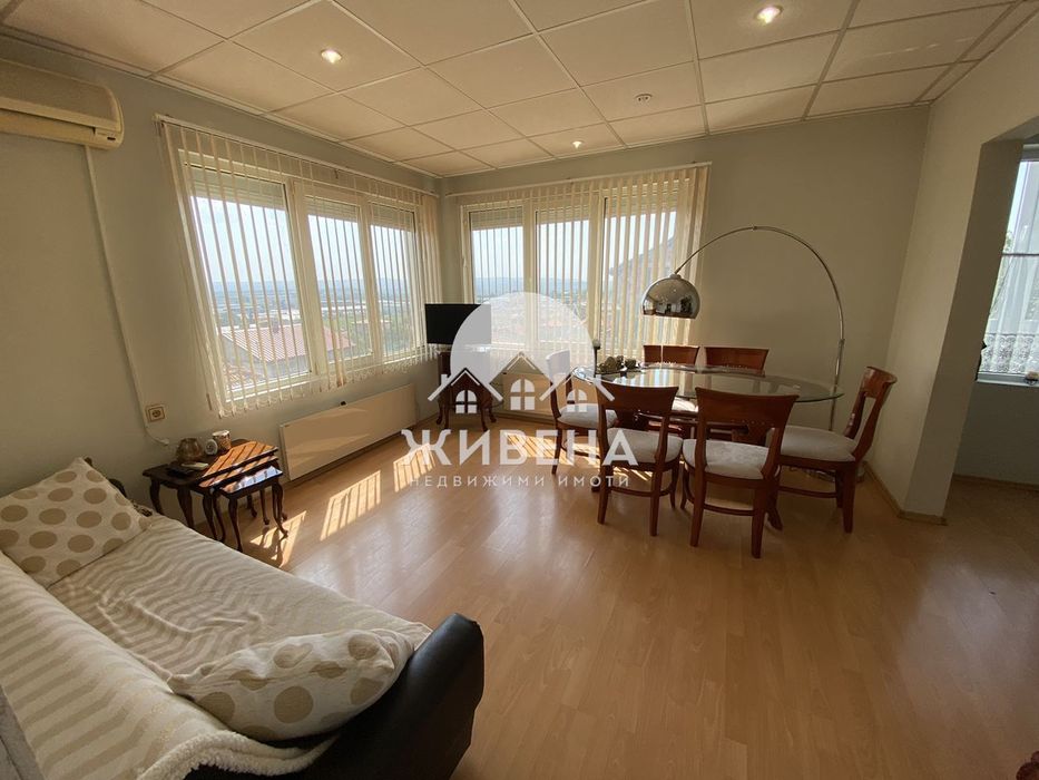 Продавам триетажна къща в обл.Варна, гр. Аксаково, РЗП: 306 кв.м