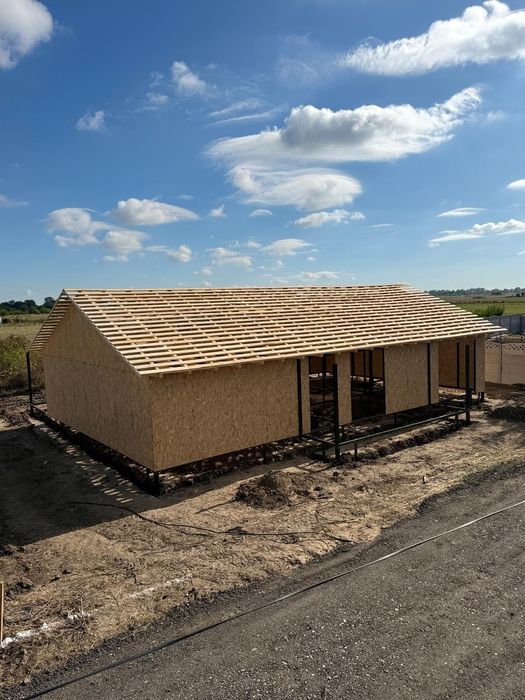 Vand casa pe structura metalica  de locuit