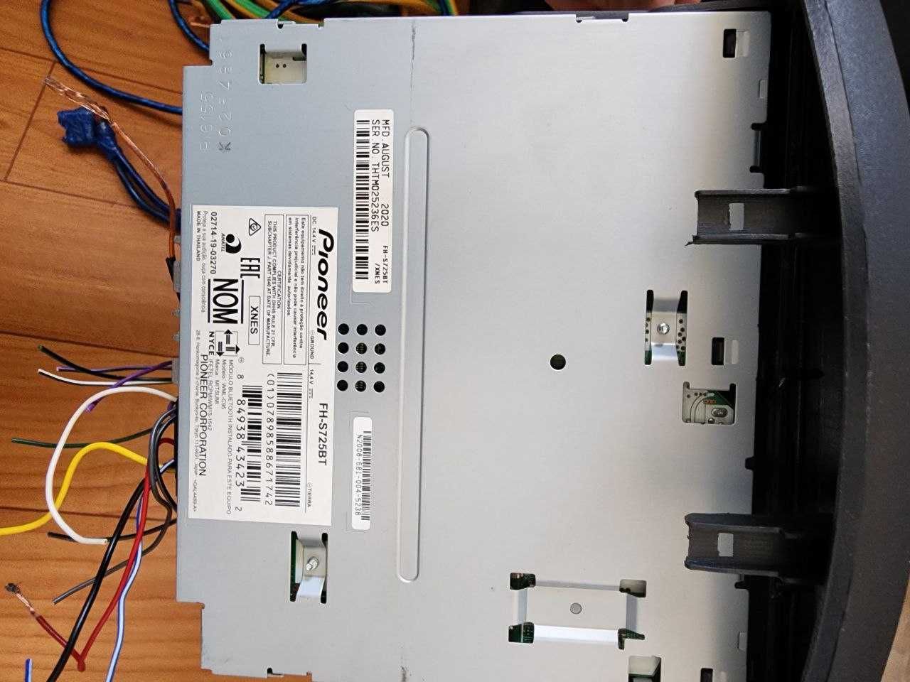 Продам комплект сабвуфер уселител и магнитолу pioneer 725 BT