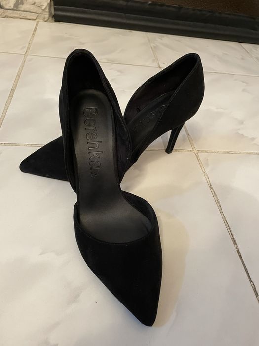 Sandale argintii si pantofi negri stiletto