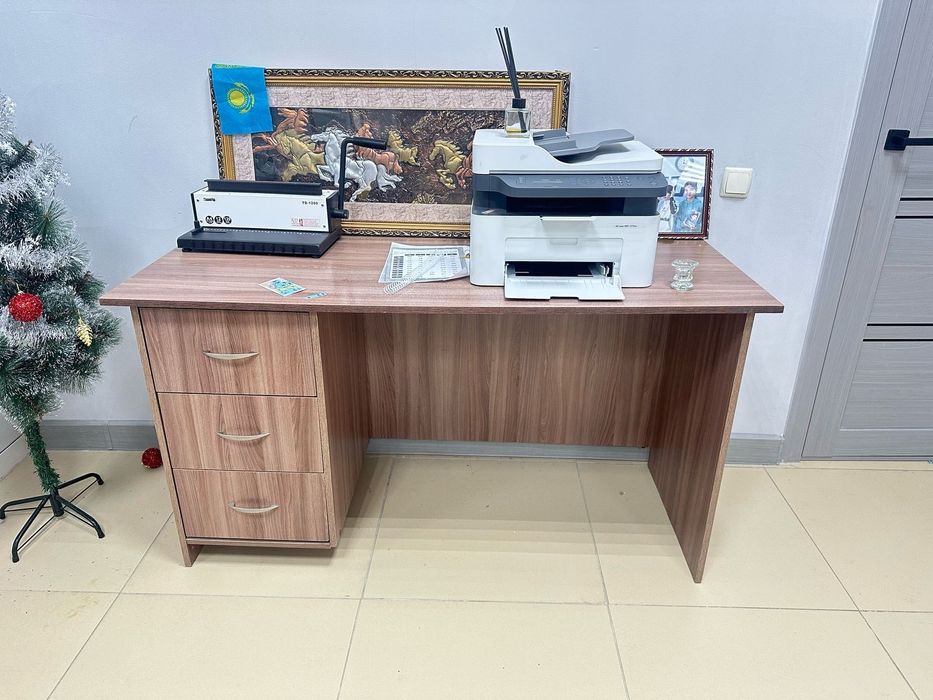 Стол. Офисный стол.