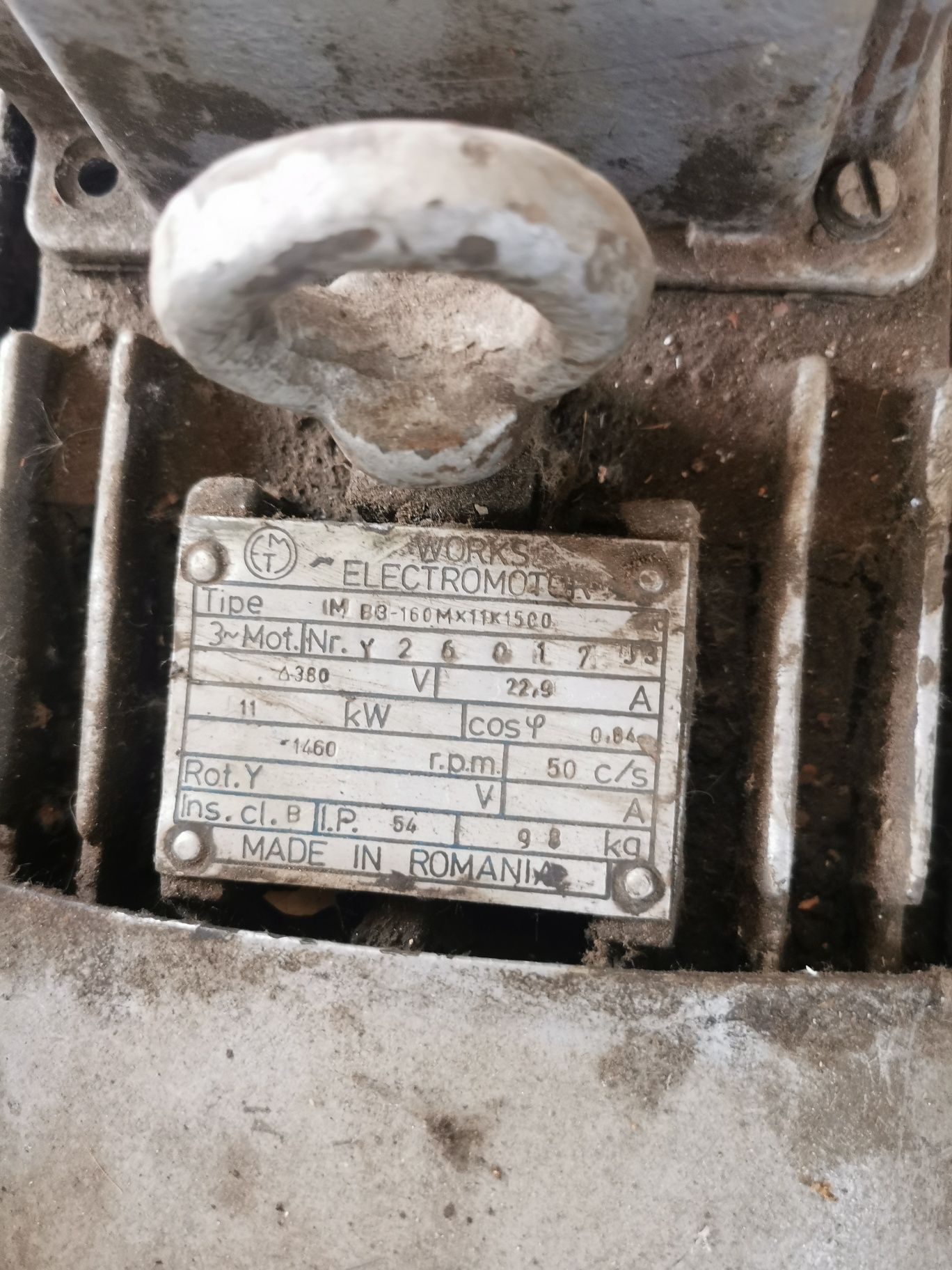 Vând 3  motoare electrice trifazate