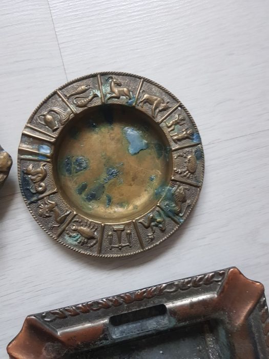 Scrumieră din metal cu vulturi