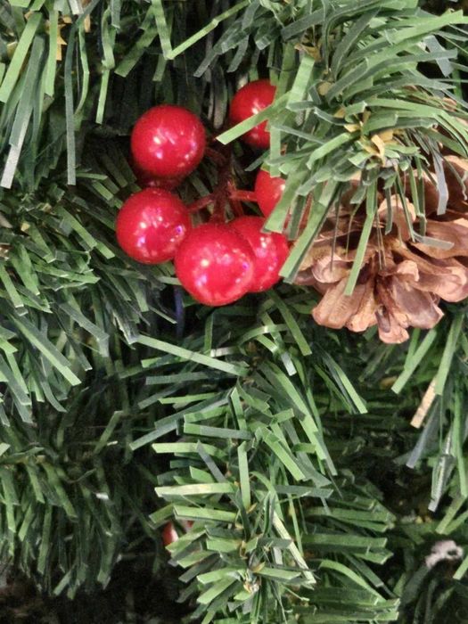 Изкуствена елха Luxury Diamond с червен глог и шишарки