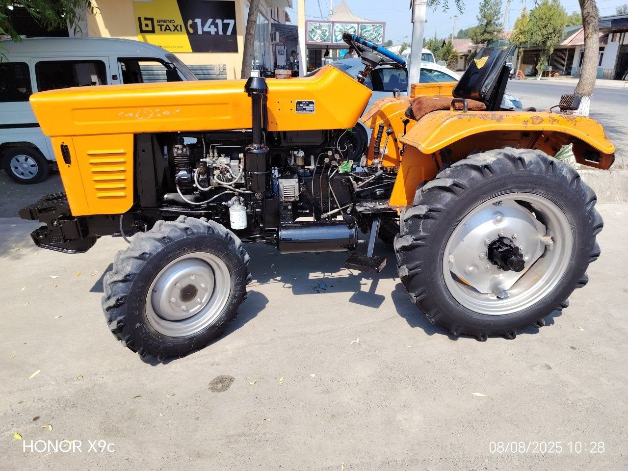 Chimgan 304 traktor sotiladi yili2013 matoʻr karoʻpkasi zoʻr aybi yoʻq