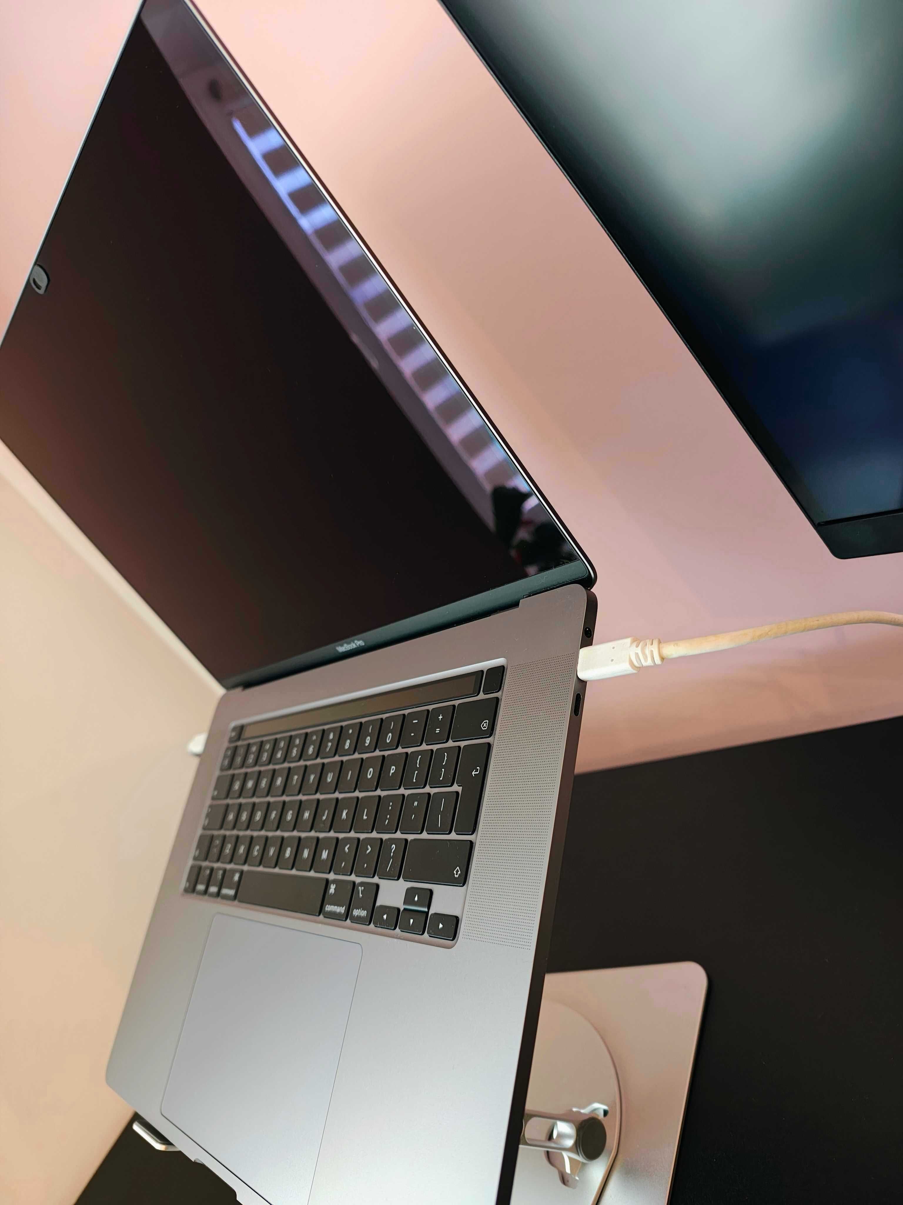 MacBook Pro 16 I9 2,4GHz 32 GB ram 512SSD AMD 5300M 4Gb/UHD 630 1.5Gb