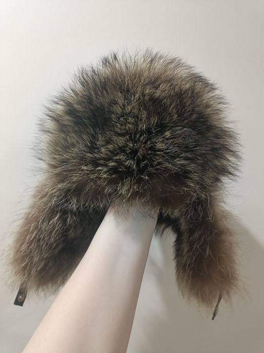 Новая кожаная шапка-ушанка с мехом енота