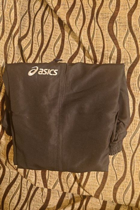 Vând trening Asics femei - nou