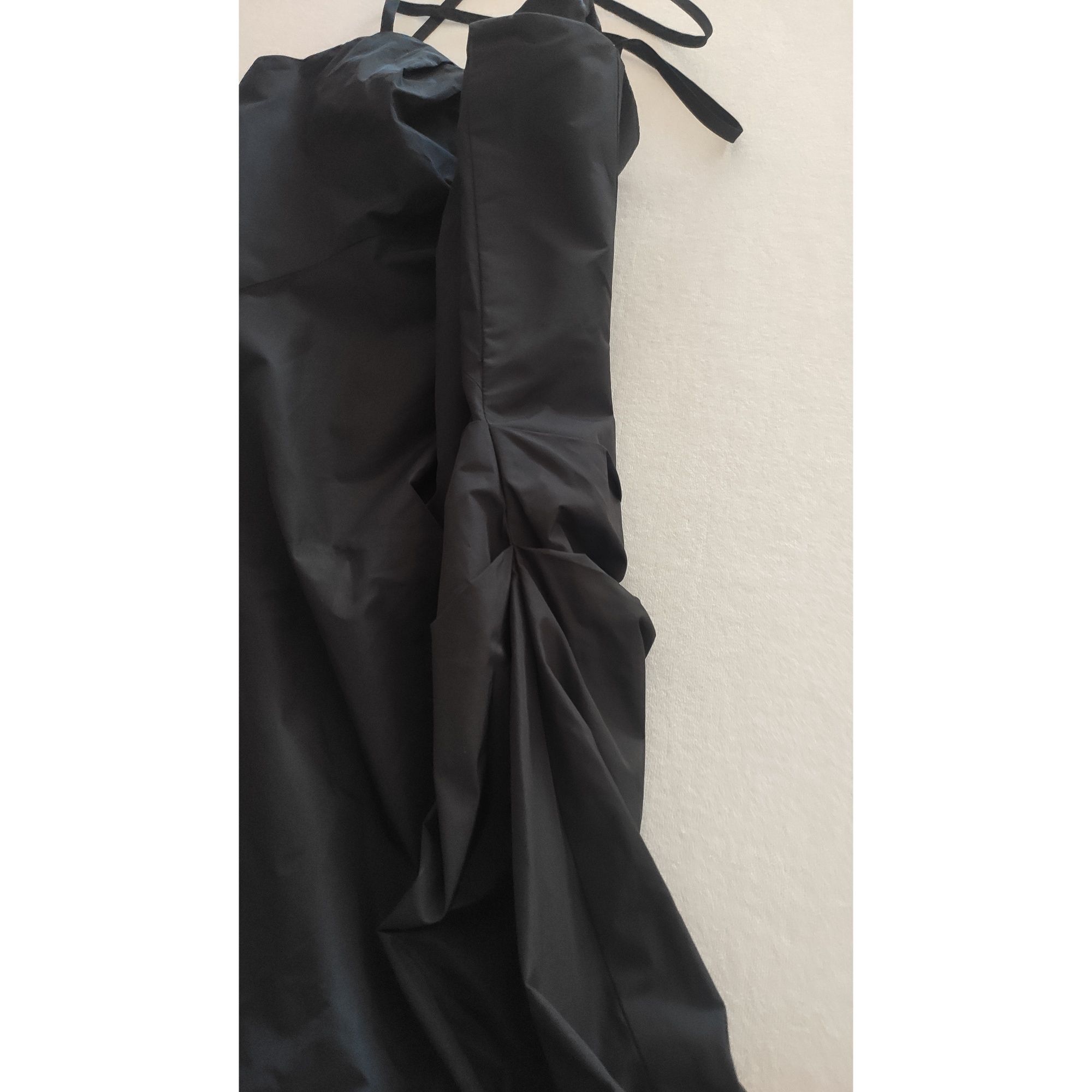 Черна вечерна рокля с презрамки