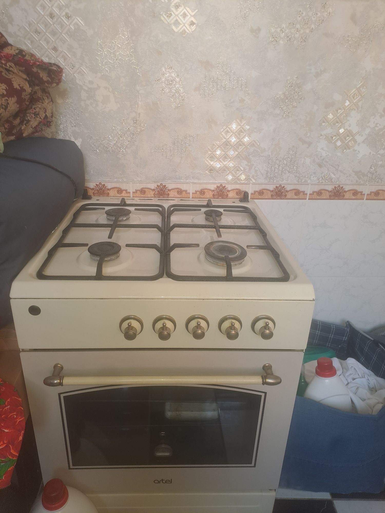 Gaz plita Artel va havo tortgichi ham bor