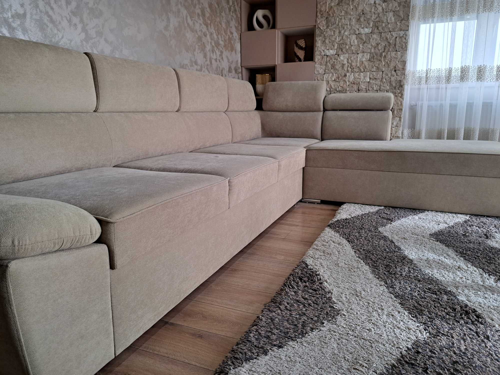 Canapea aproape noua