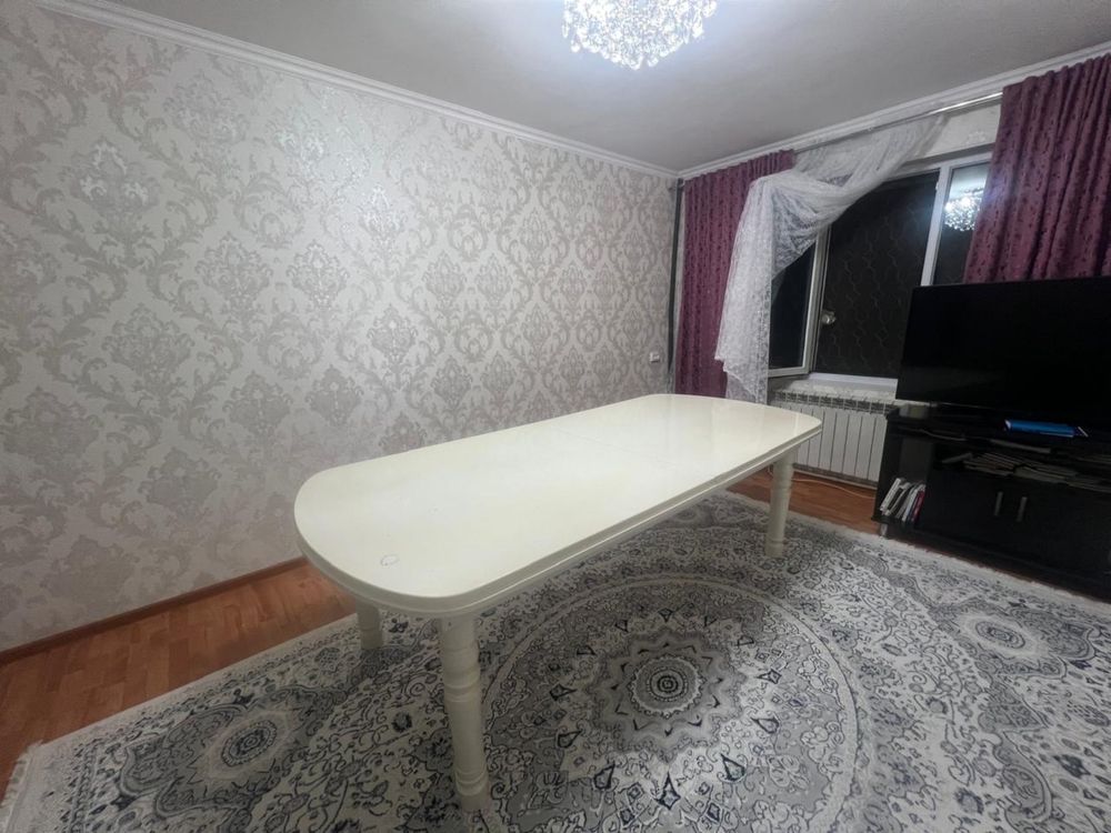 Пррдам срочно овальный стол и 12 стулья