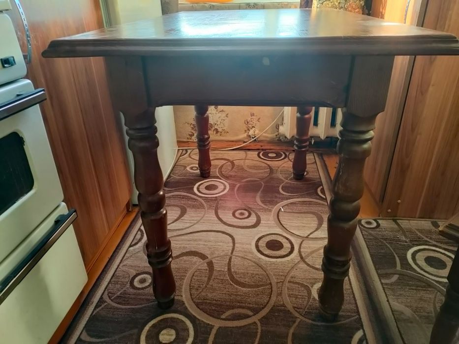 Стол, 4 Табуретки, кровать, Холодильники