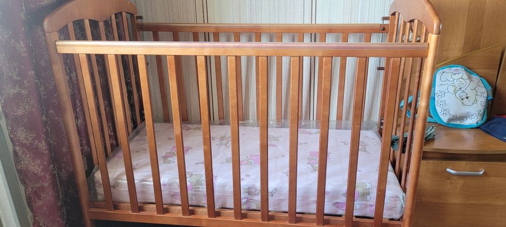 Продам детский кровать с матрасом.