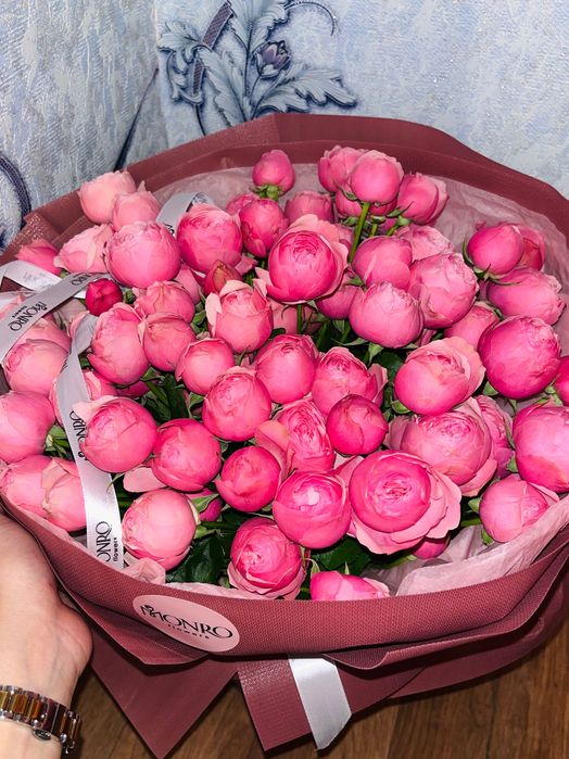 Шикарный букет цветов из пионовидных роз