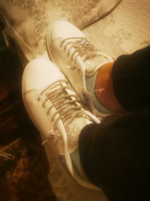 Чисто нови блестящи кецове