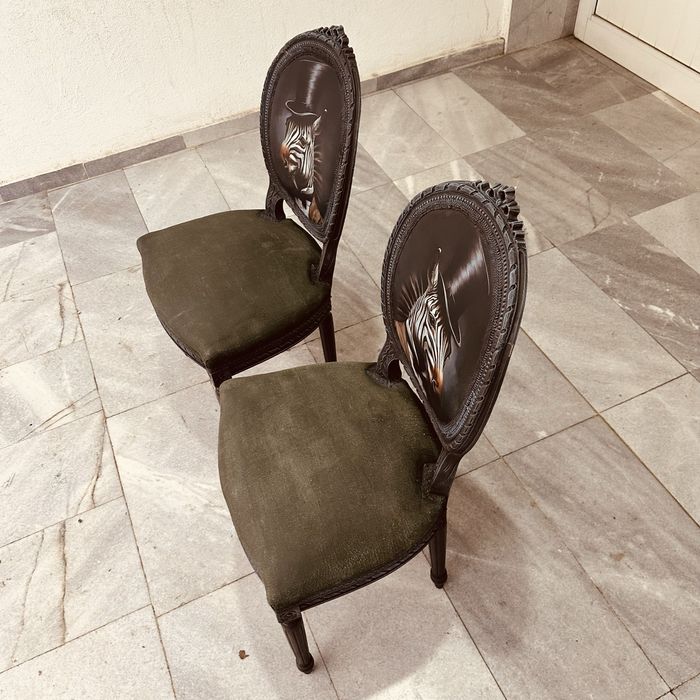 Уникални столове в стил Louis XVI с артистична тапицерия