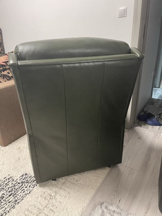 Fotoliu din piele modern cu manere de lemn si roti