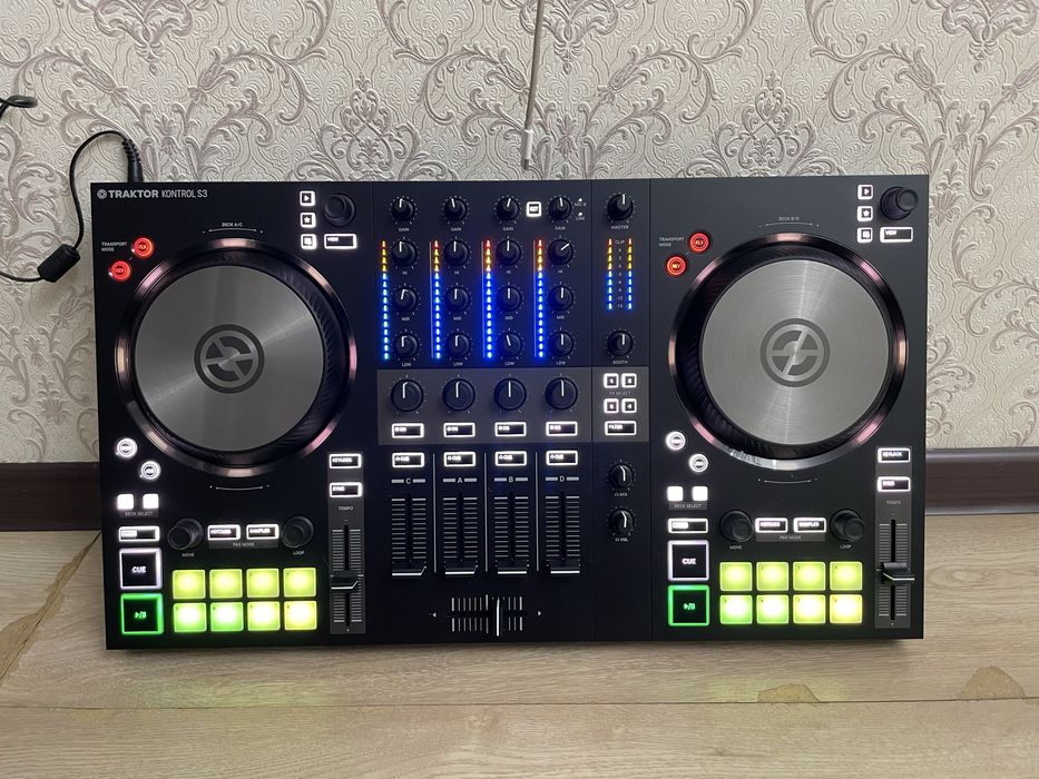 Dj контроллер Traktor S3