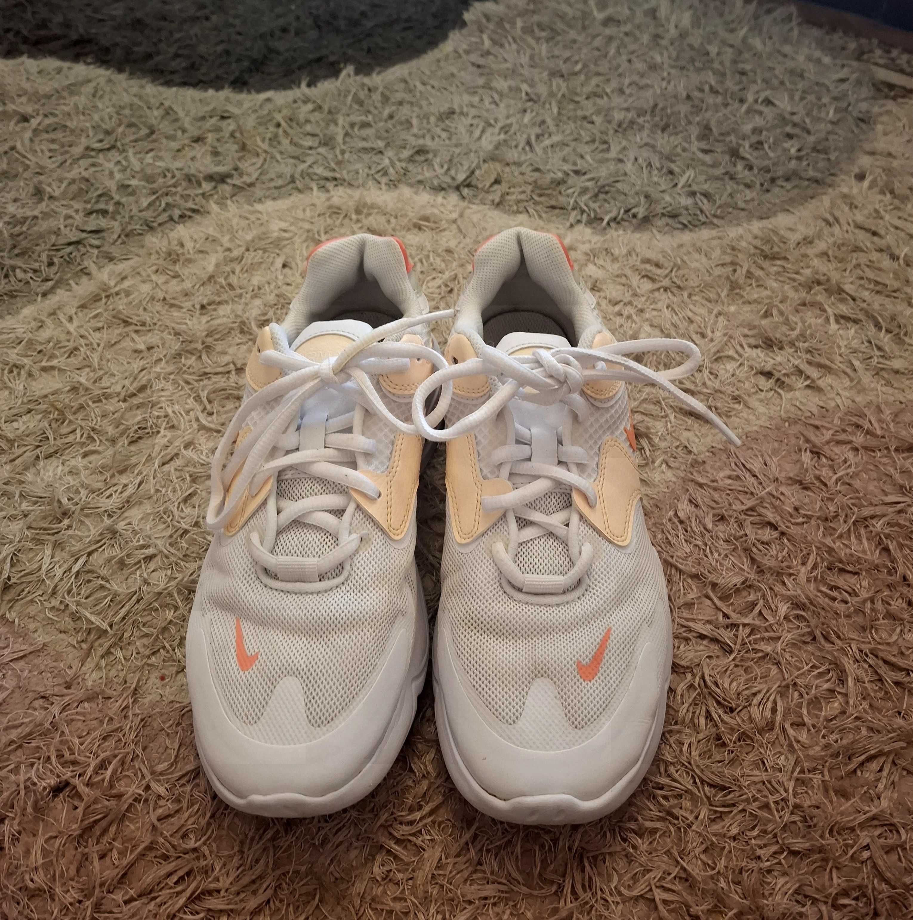 Маратонки Nike номер 38,5