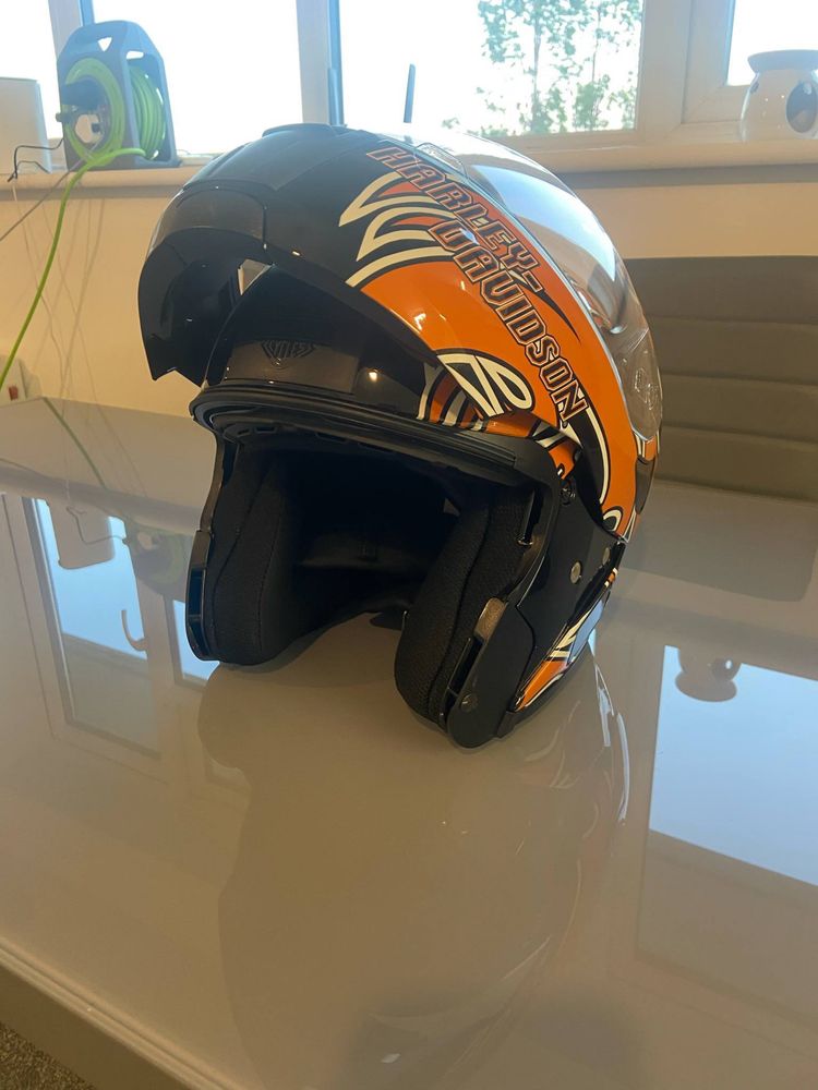 Каска Harley-Davidson , Ръкавици , Шалче/Кърпа за глава.
