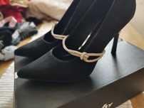 Pantofi cu toc negrii catifea, lanț argintiu, mărimea 39 , marca CCC