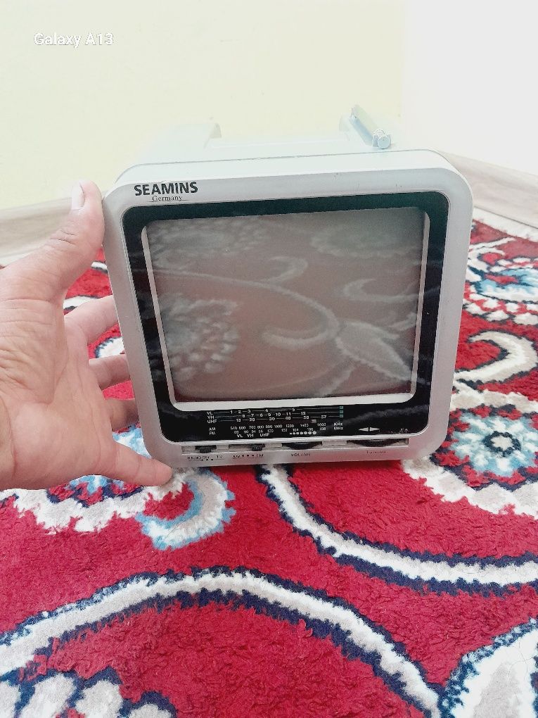 Mini avalgi antikvar televizor hamda fm radio sotiladi