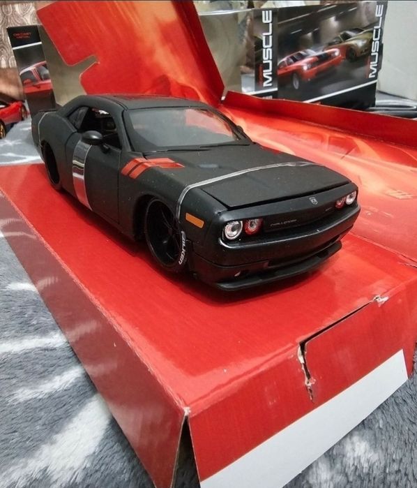 Macheta metalica dodge 2008 challenger scara 1:24 noua