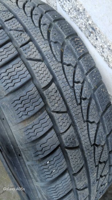 15 " Гуми зимни с джанти за Дачия.Състоянието е видно на снимките.
