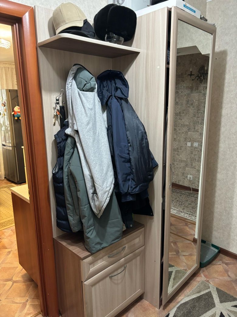 Шкаф в прихожую ,хорошее состояние.