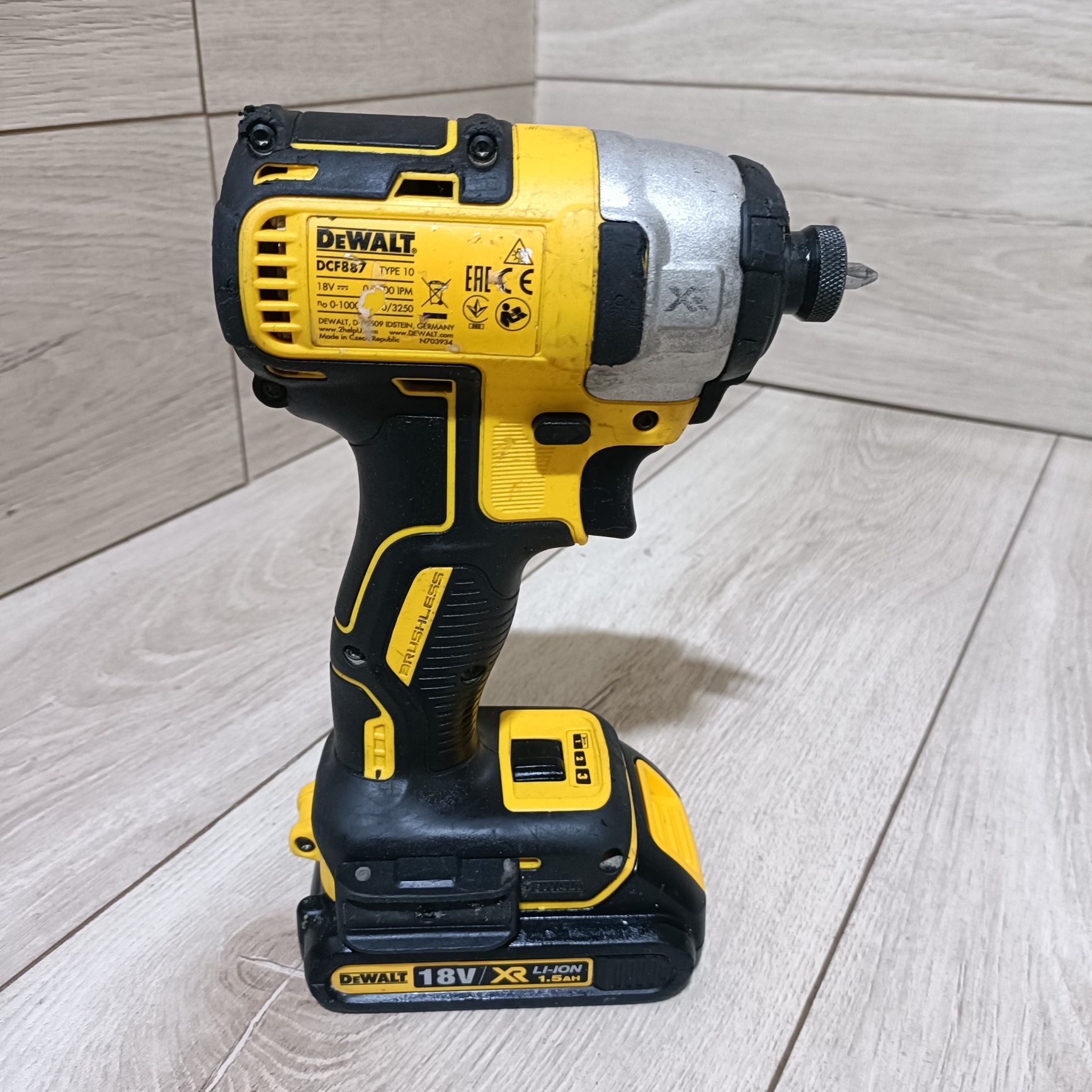 Filetanta cu impact pentru biti dewalt DCF887