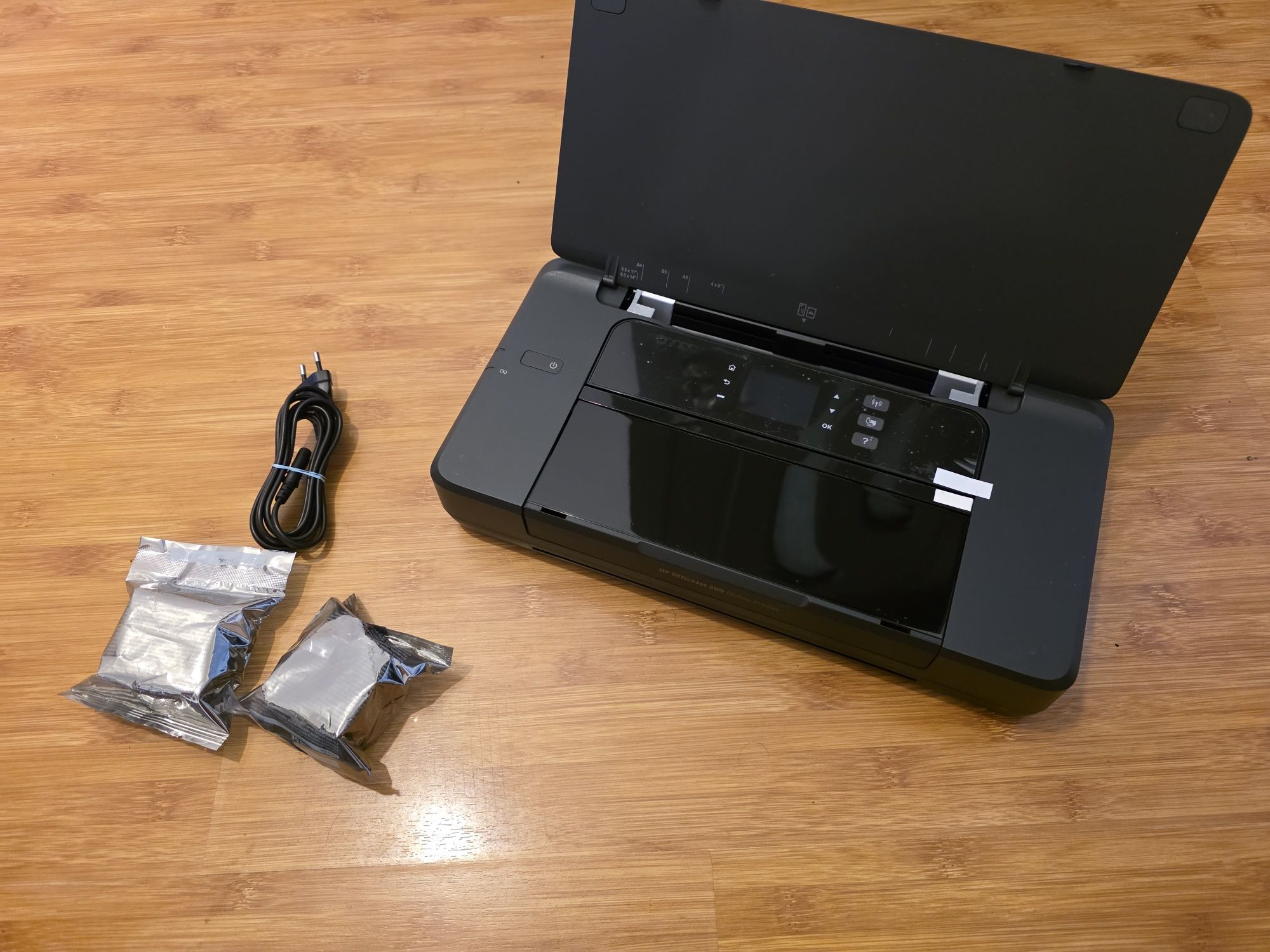 Imprimanta Mobila Portabila HP OfficeJet 200, set 2 cartuse XL NOI