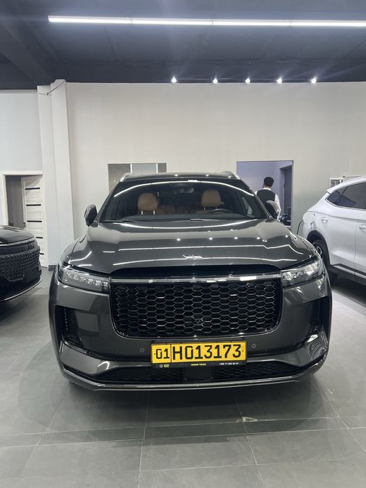 Li one 8 model avtosalondan