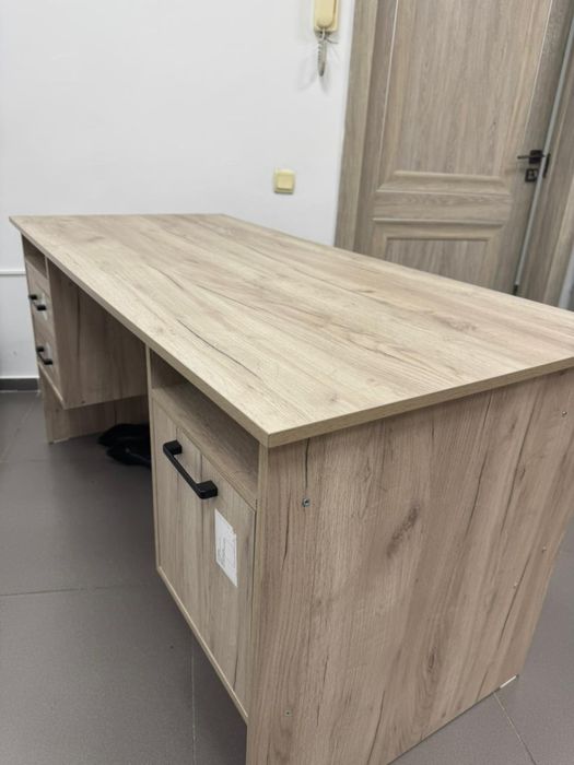 У почти новых офисных стола