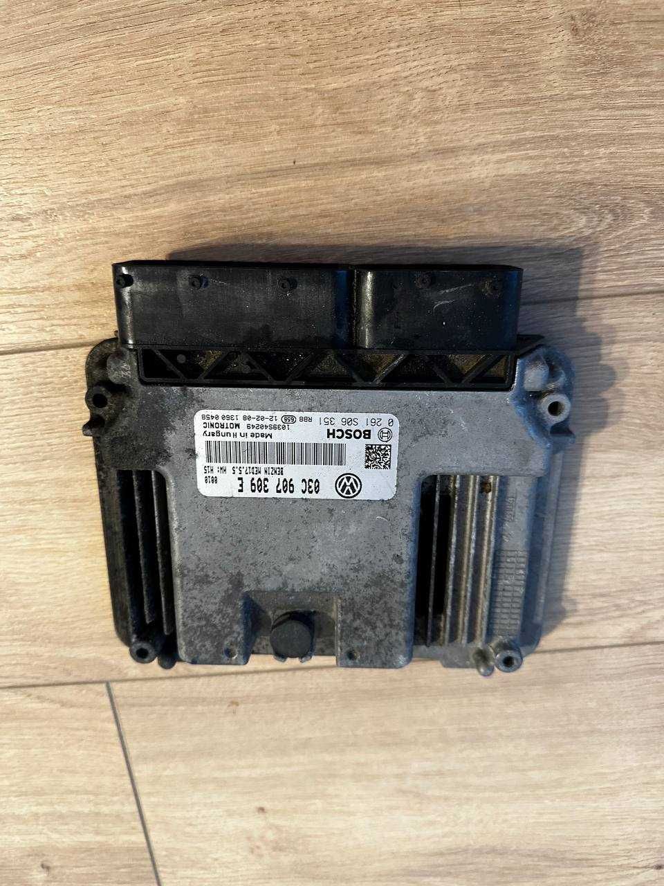 Calculator motor ECU benzina VW TSI 03C907309E functional fara apa