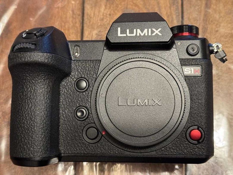 Camera video Lumix S1H si 3 acumulatori